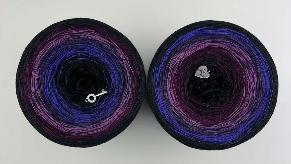 The Wolltraum My Melodyy gradient yarn in the colour Bad Angel, viewed from the top.  It contains black and shades of purple.