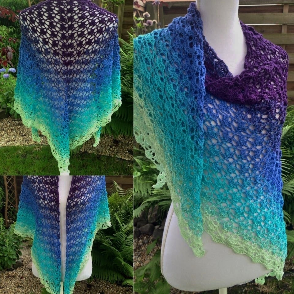 A shawl made with the Wolltraum gradient yarn colour Azzuro..